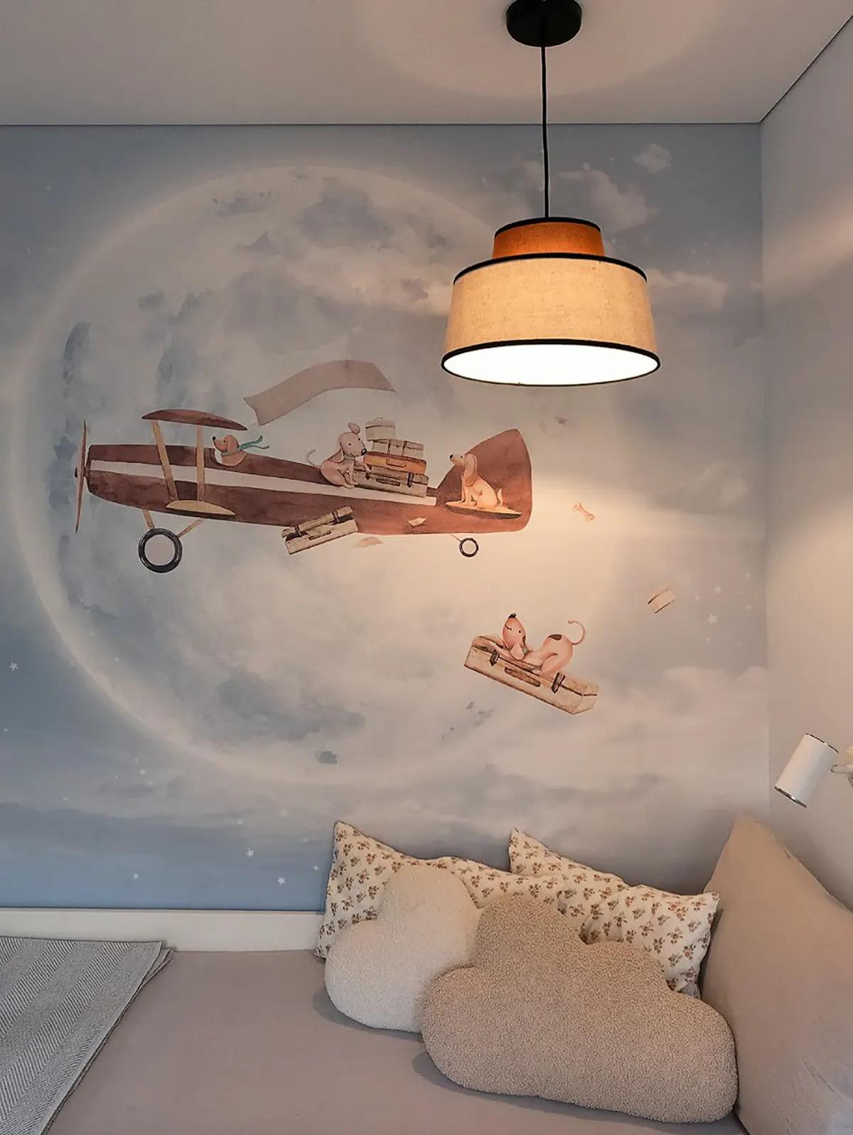 Детская комната с обоями в виде луны и самолета