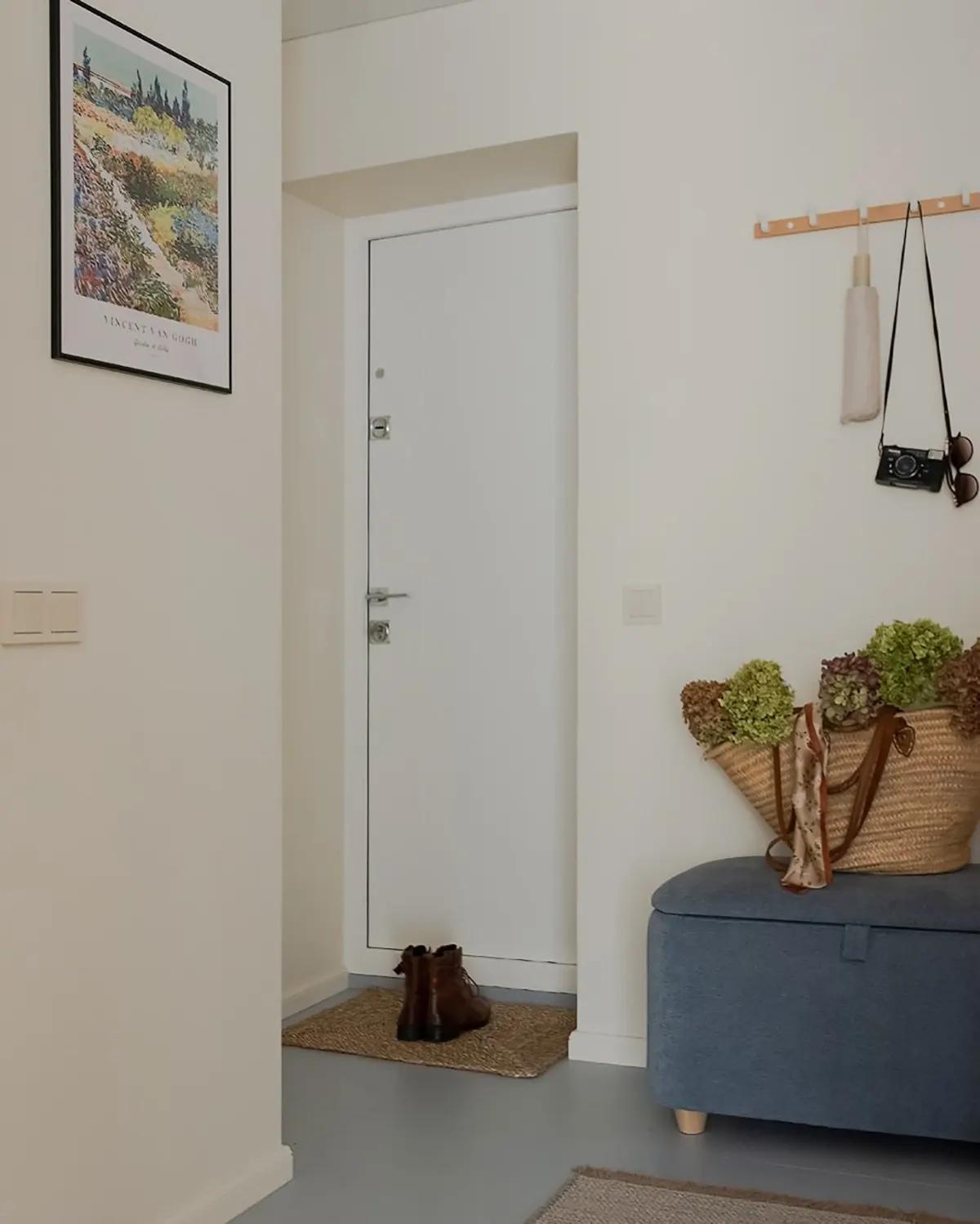 Прихожая с картиной Ван Гога, белой дверью, вешалкой с зонтом, ретро-фотоаппаратом и очками