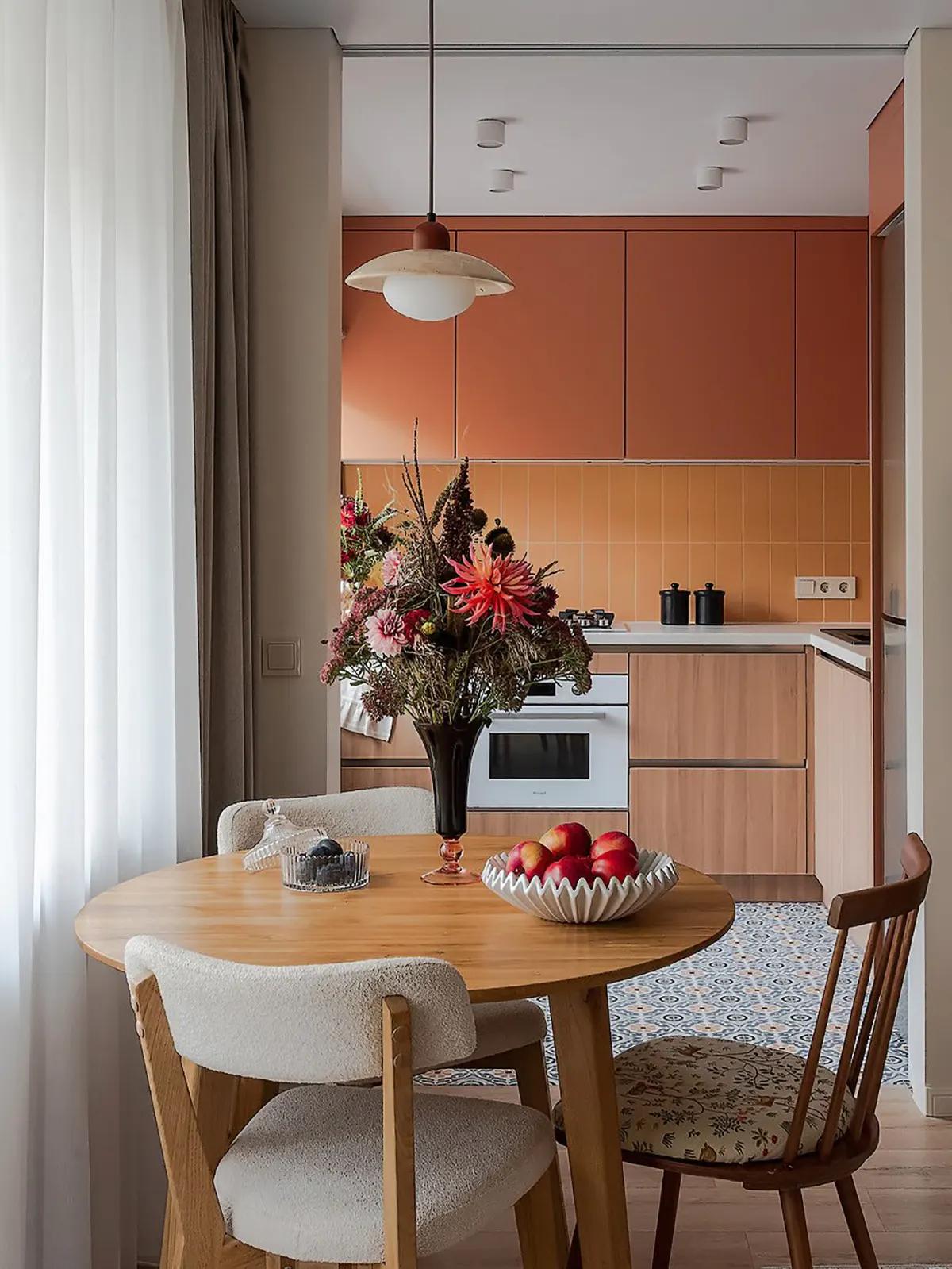 Обеденная зона с круглым столом рядом с кухней в хрущевском доме