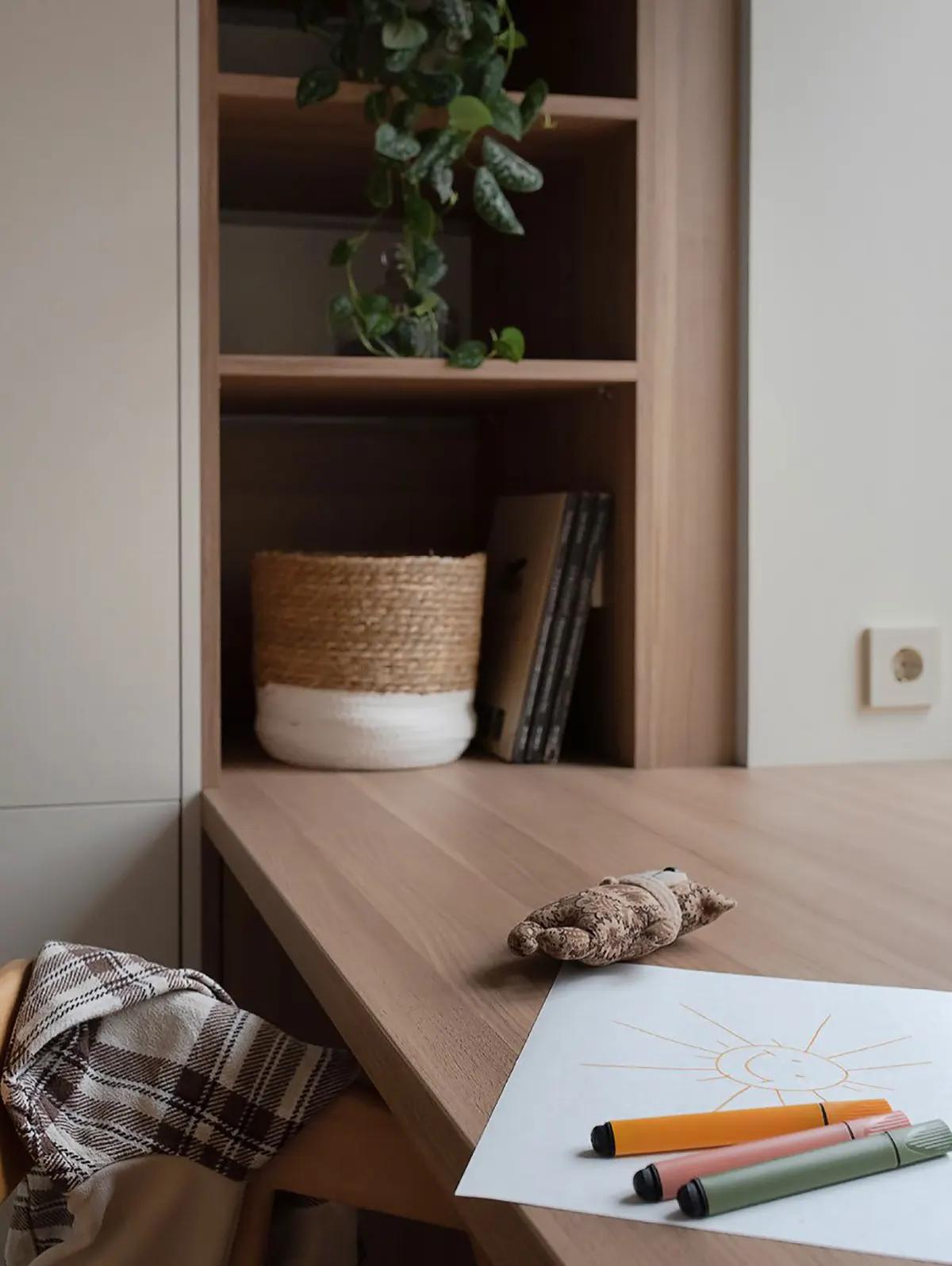 Крупный план стола с маркерами и рисунком солнца