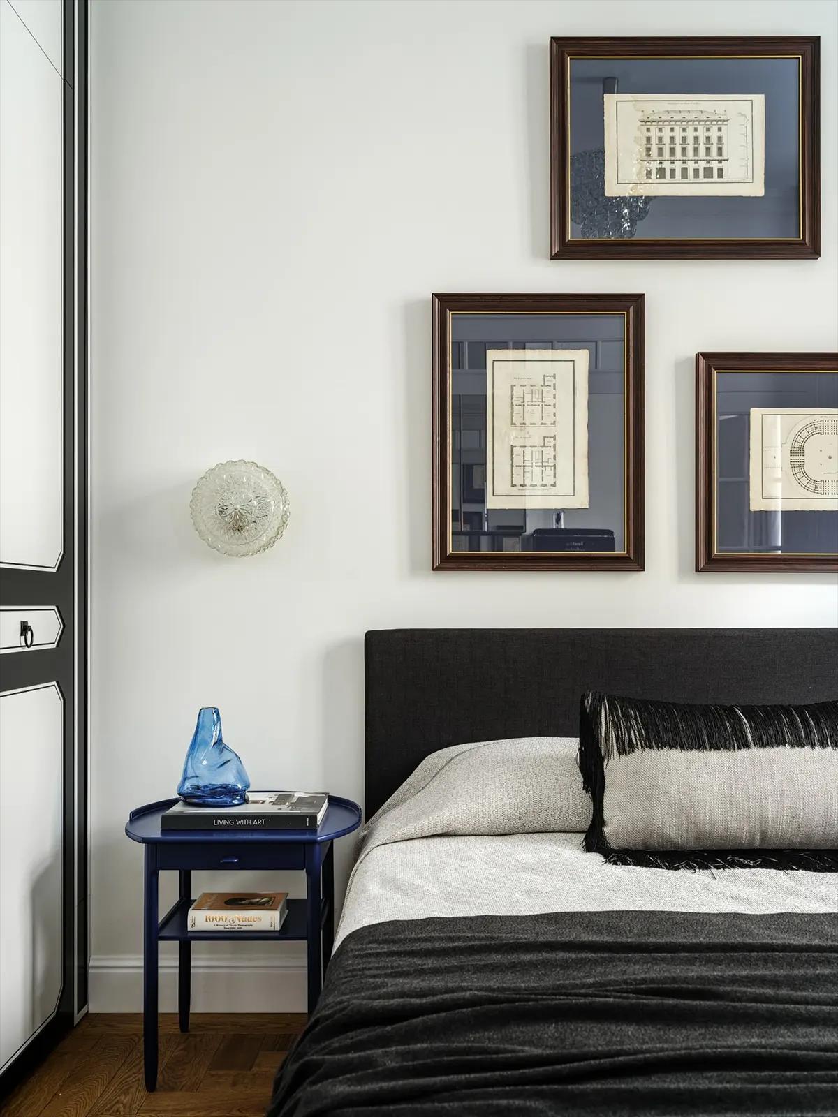 Схемы города в рамках на стене в спальне