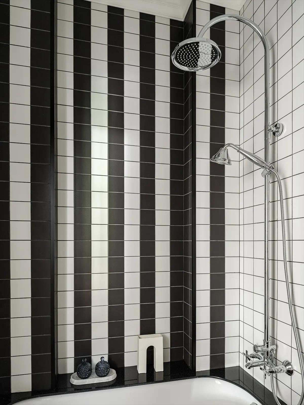 Черно-белая плитка в душевой и хромированный душ