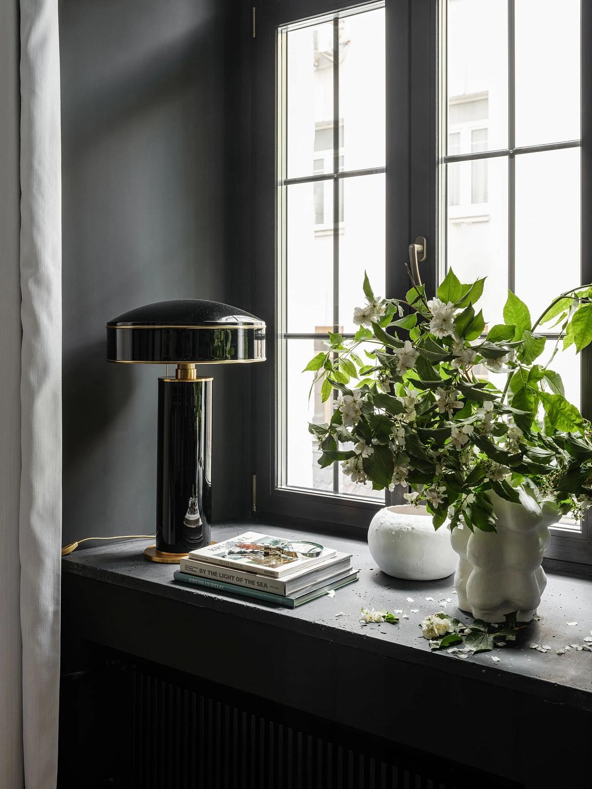 Настольная черная лампа Candy на черном подоконнике в спальне