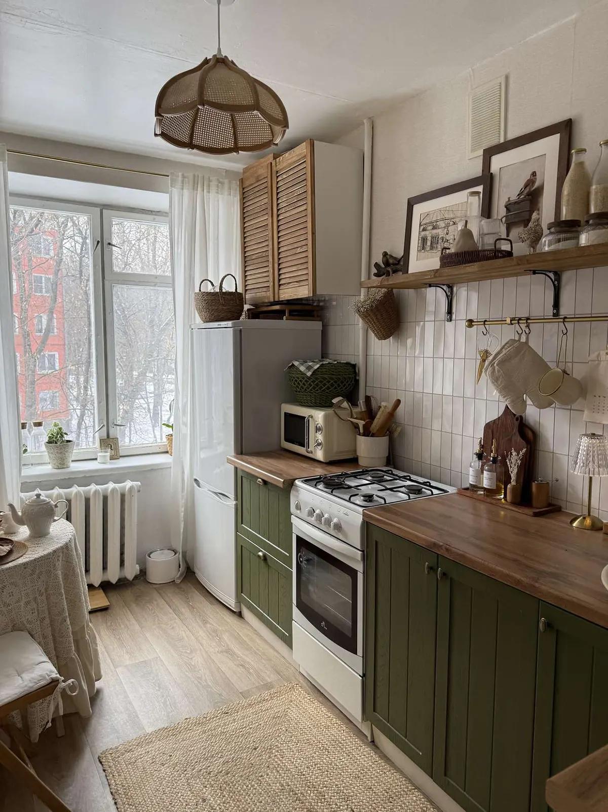 Интерьер небольшой кухни в квартире-брежневке 