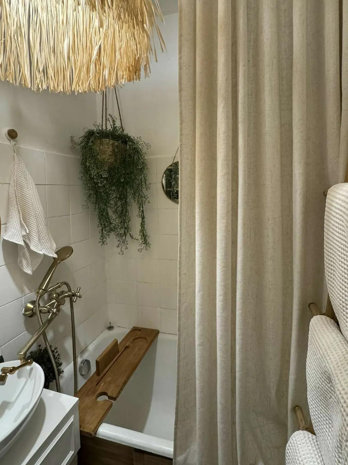 Светлая ванная комната с позолоченным смесителем