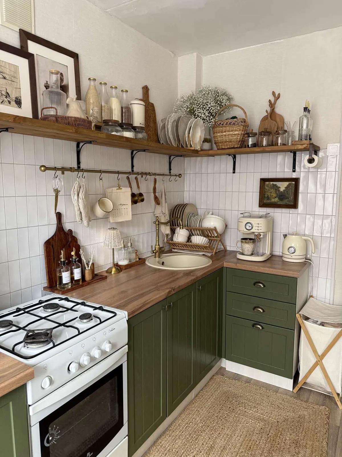 Уютная кухня с открытыми верхними полками и деревянной столешницей