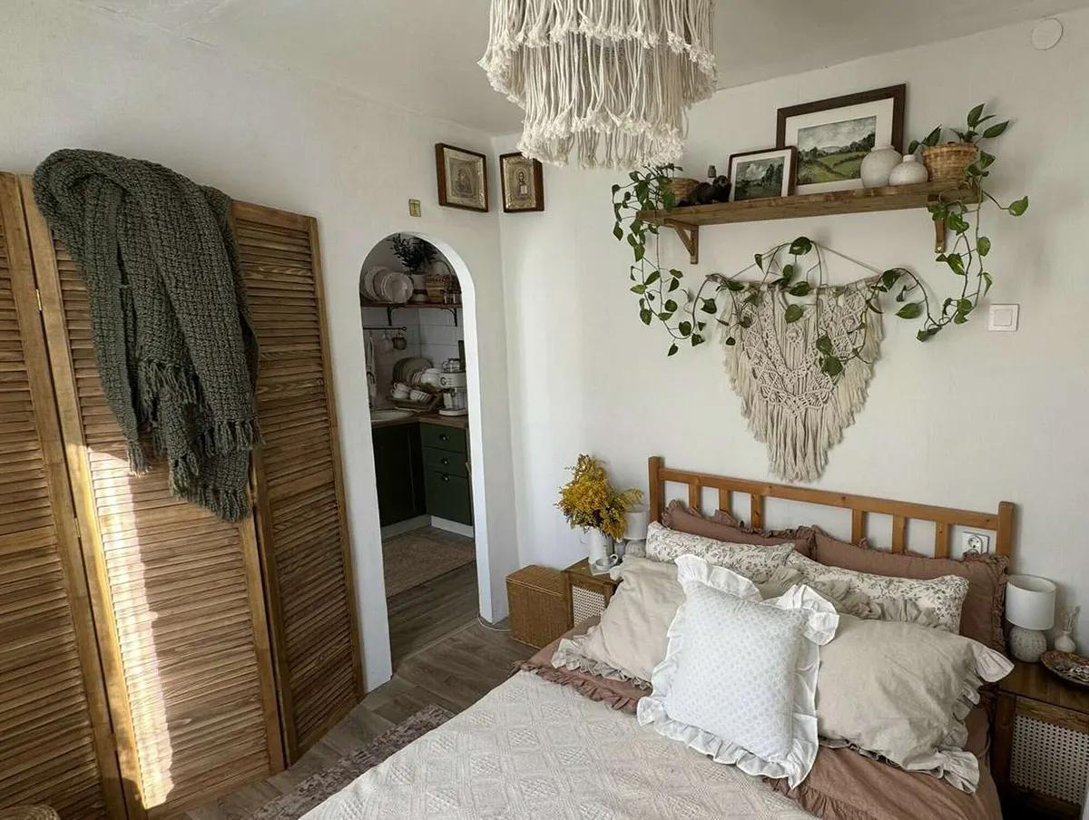 Спальня с деревянной ширмой, оформленная в стиле бохо