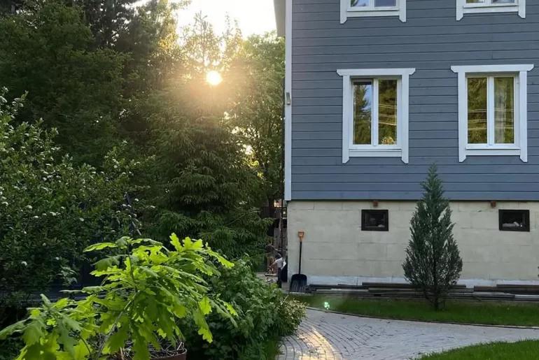 Двухэтажный серый дом 90 кв.м. в Подмосковье