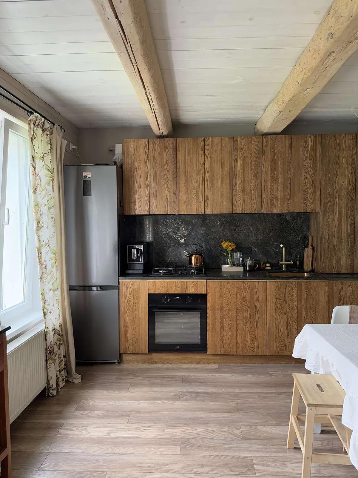 Современная кухня с черной бытовой техникой в доме в Подмосковье