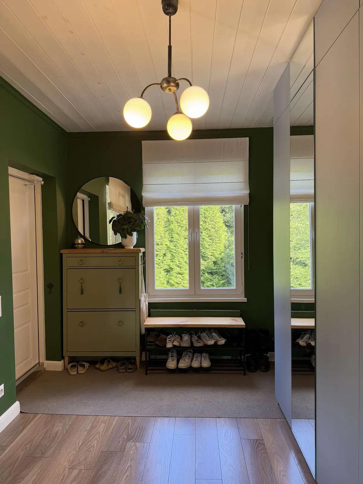 Прихожая в доме с темно-зелеными стенами