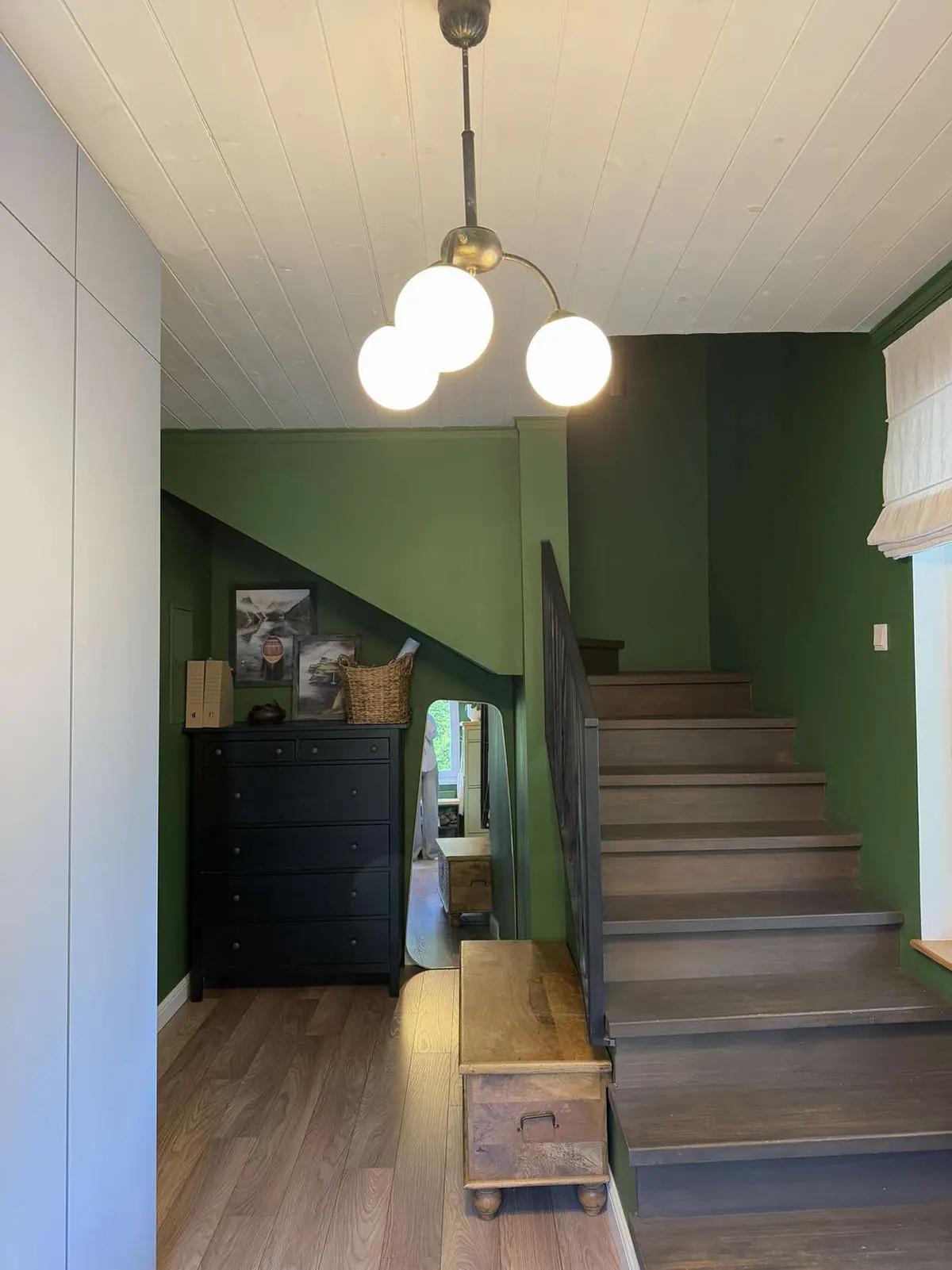 Темно-коричневая деревянная лестница в доме