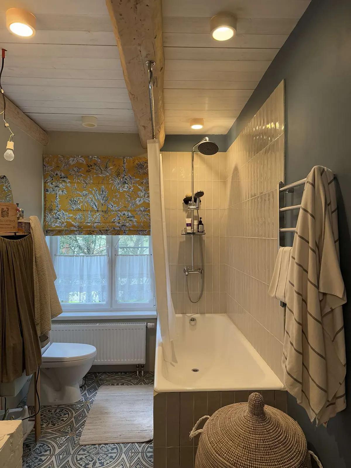 Ванная комната с большим окном