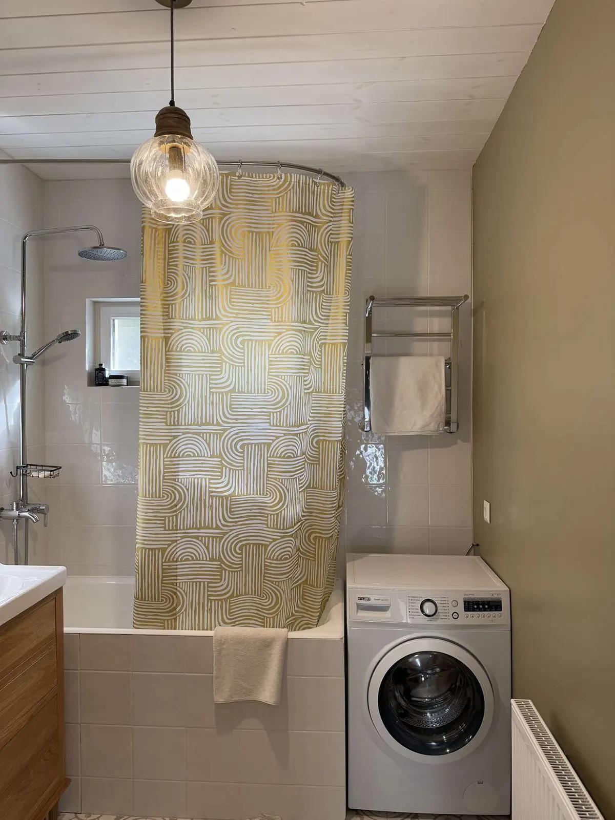 Ванная с желтой узорчатой шторкой для душа