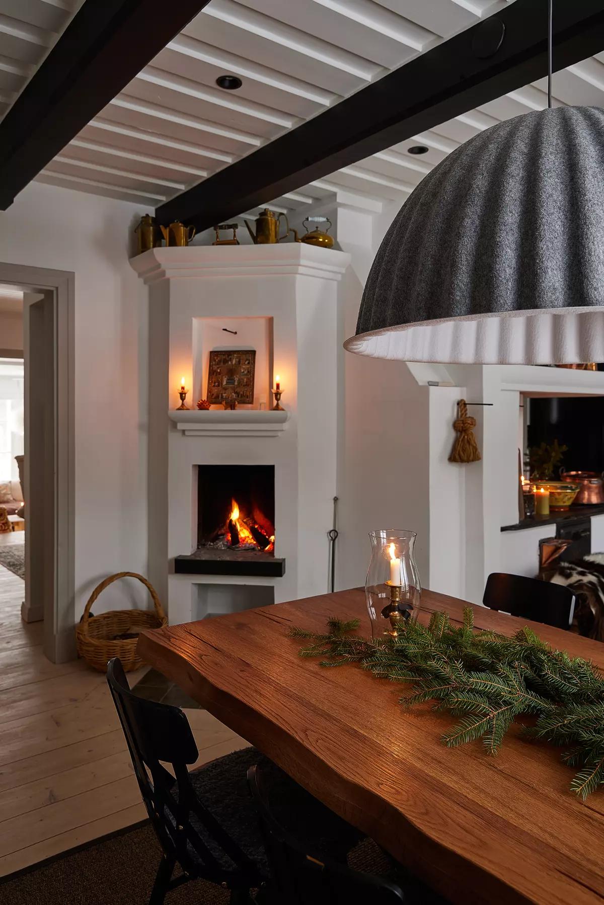 Деревянный стол, украшенный еловыми ветками