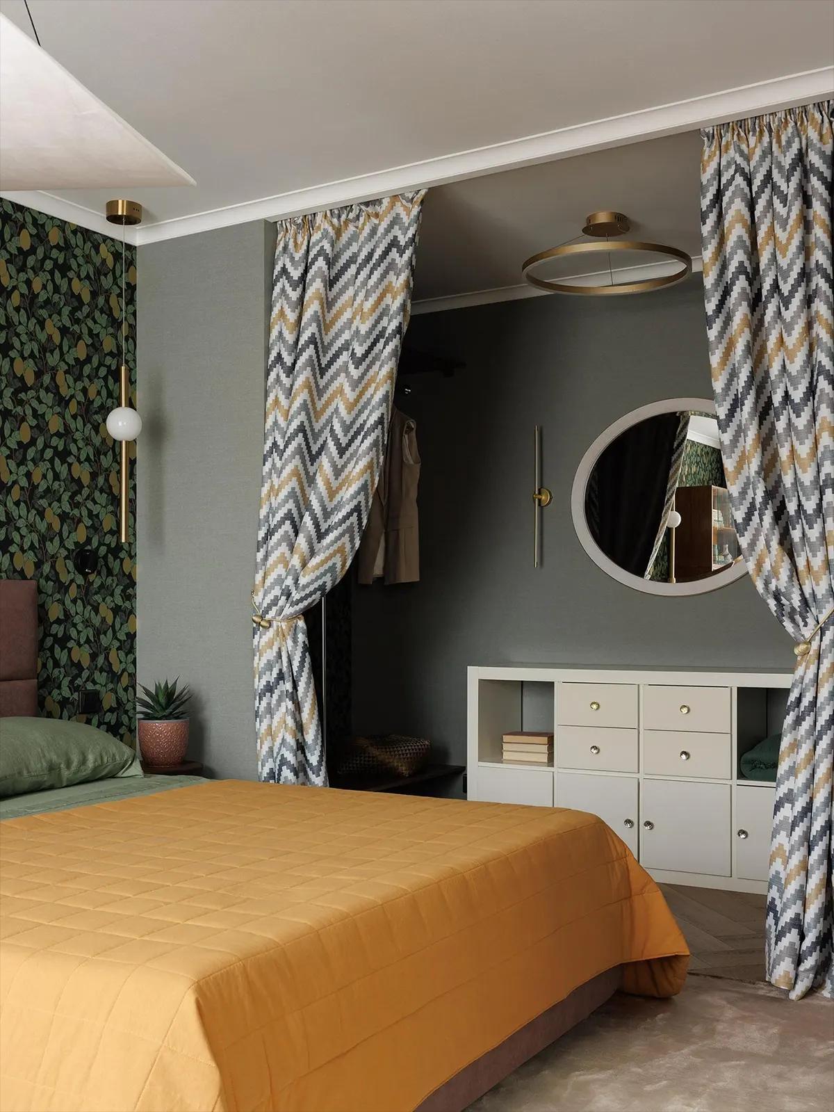 Спальня с гардеробом за шторами