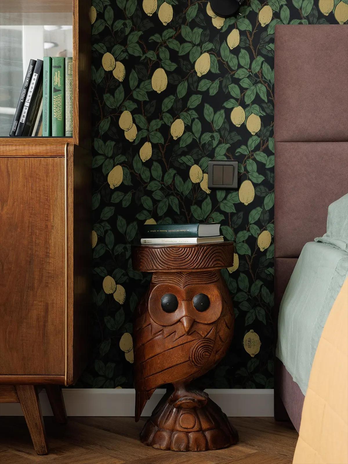 Темно-зеленые обои с ярко-желтыми лимонами от бренда Loymina. Прикроватный столик в виде совы