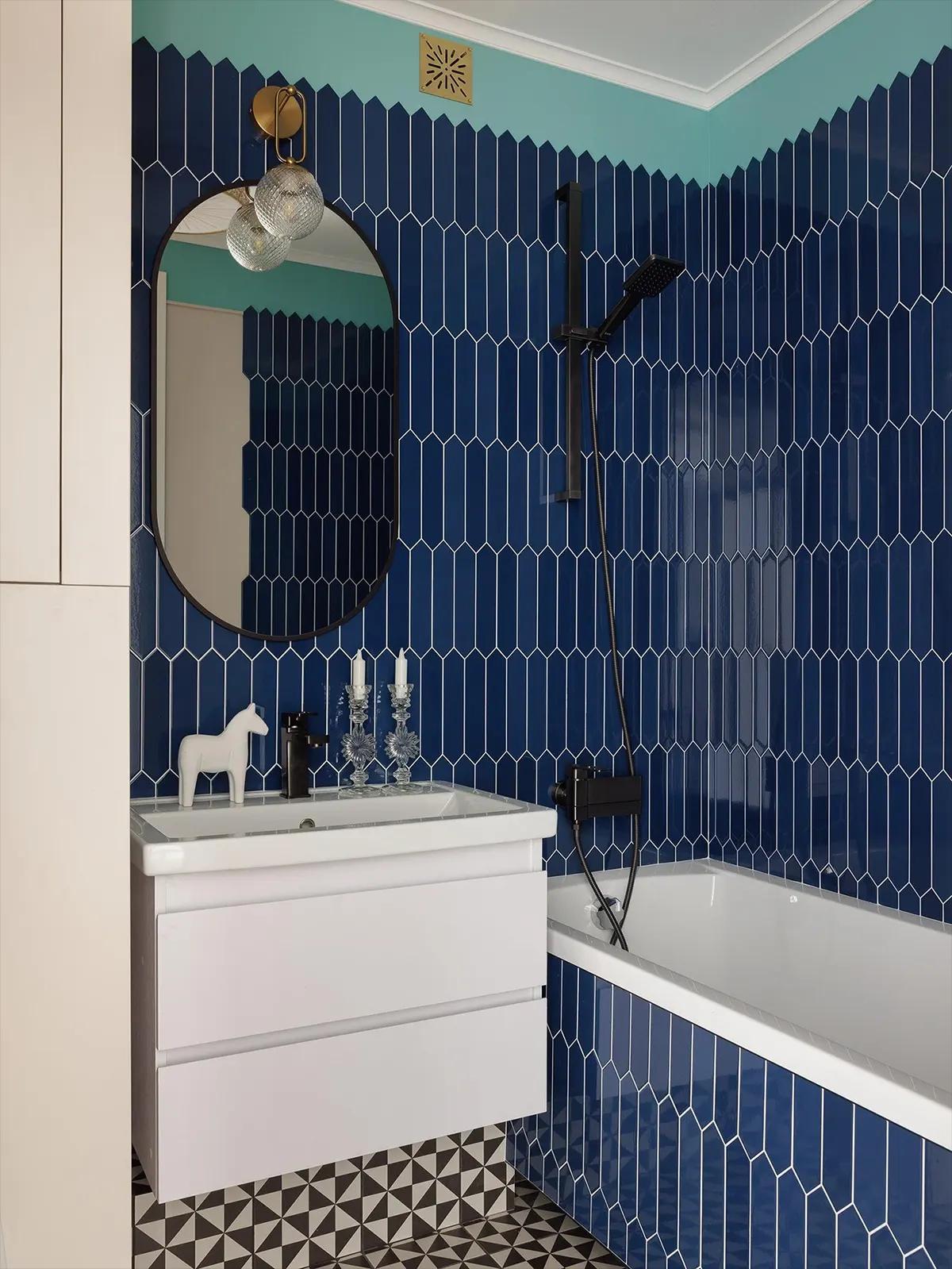 Ванная комната с глянцевой синей плиткой и белыми линиями затирки