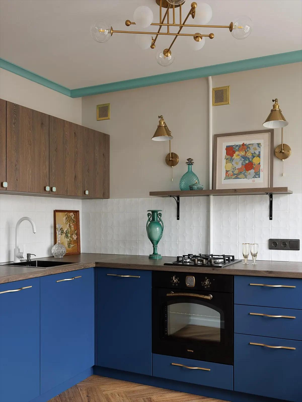 Кухня с темно-синим нижним фасадом и духовкой, выполненной в ретро-стиле от бренда Korting