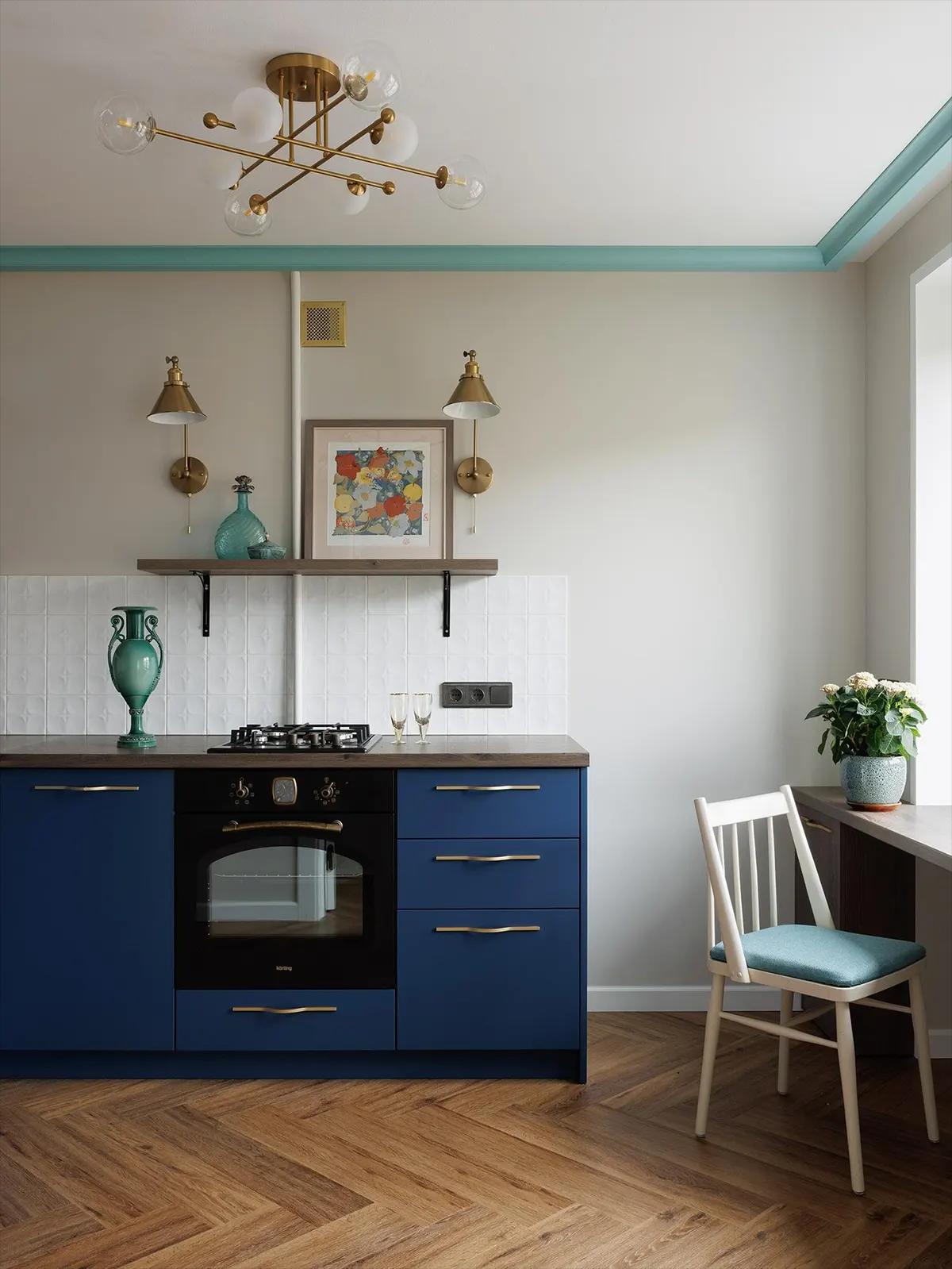 Стильная кухня без верхних шкафов. Духовка Korting. Белый стул с голубым сиденьем.