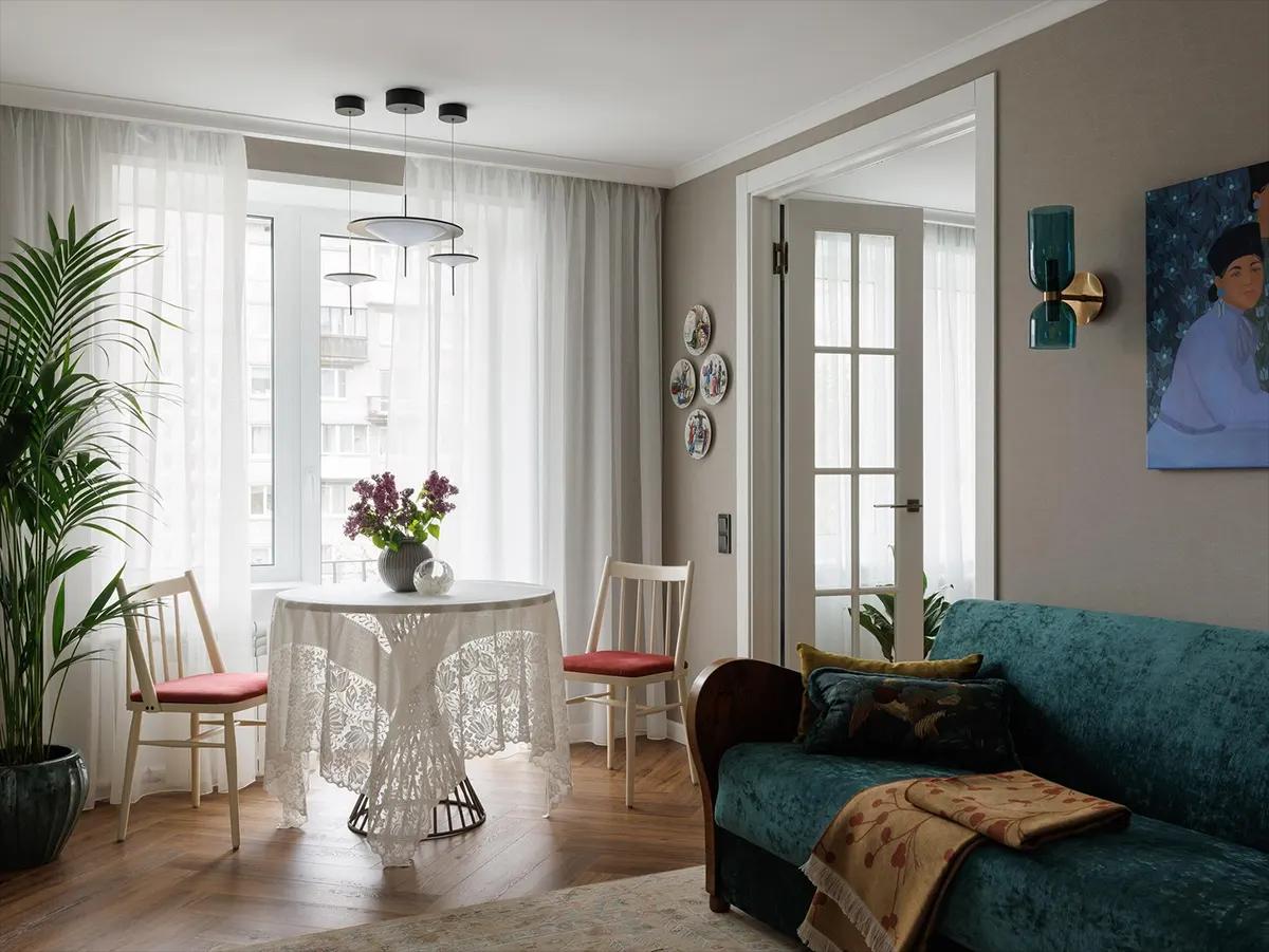 Гостиная в современном стиле с ярко-бирюзовым диваном