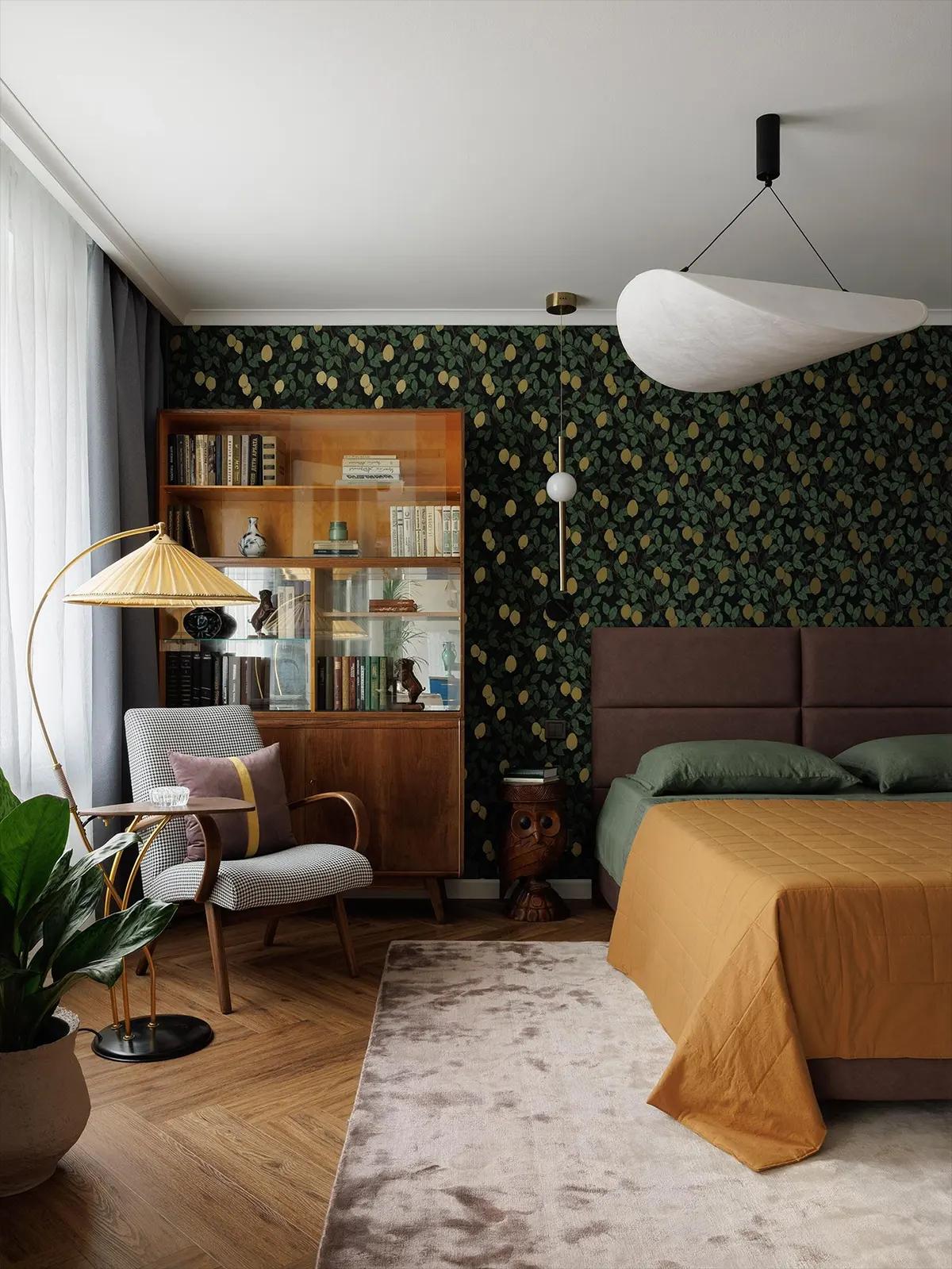 Спальня выполненная в ретро-стиле с винтажной напольной лампой, отреставрированным креслом, чешским гарнитуром