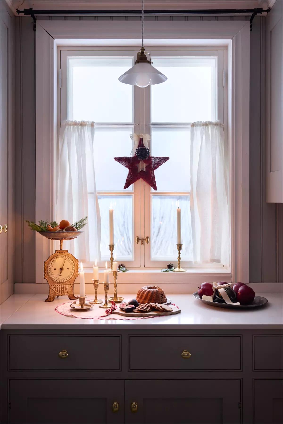 Латунные подсвечники, ретро-весы и выпечка на кухонной столешнице в финском доме