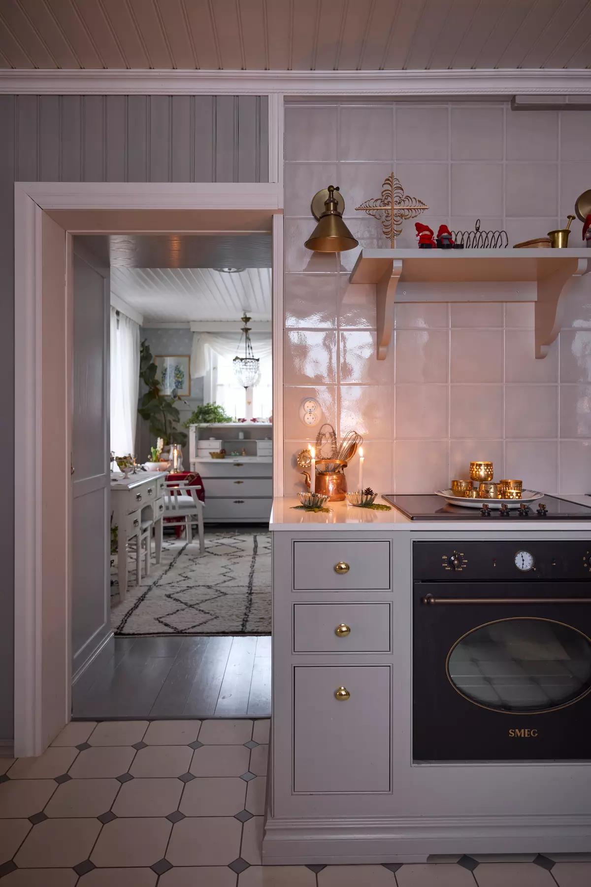 Черный духовой шкаф Smeg с аналоговыми часами в винтажном стиле