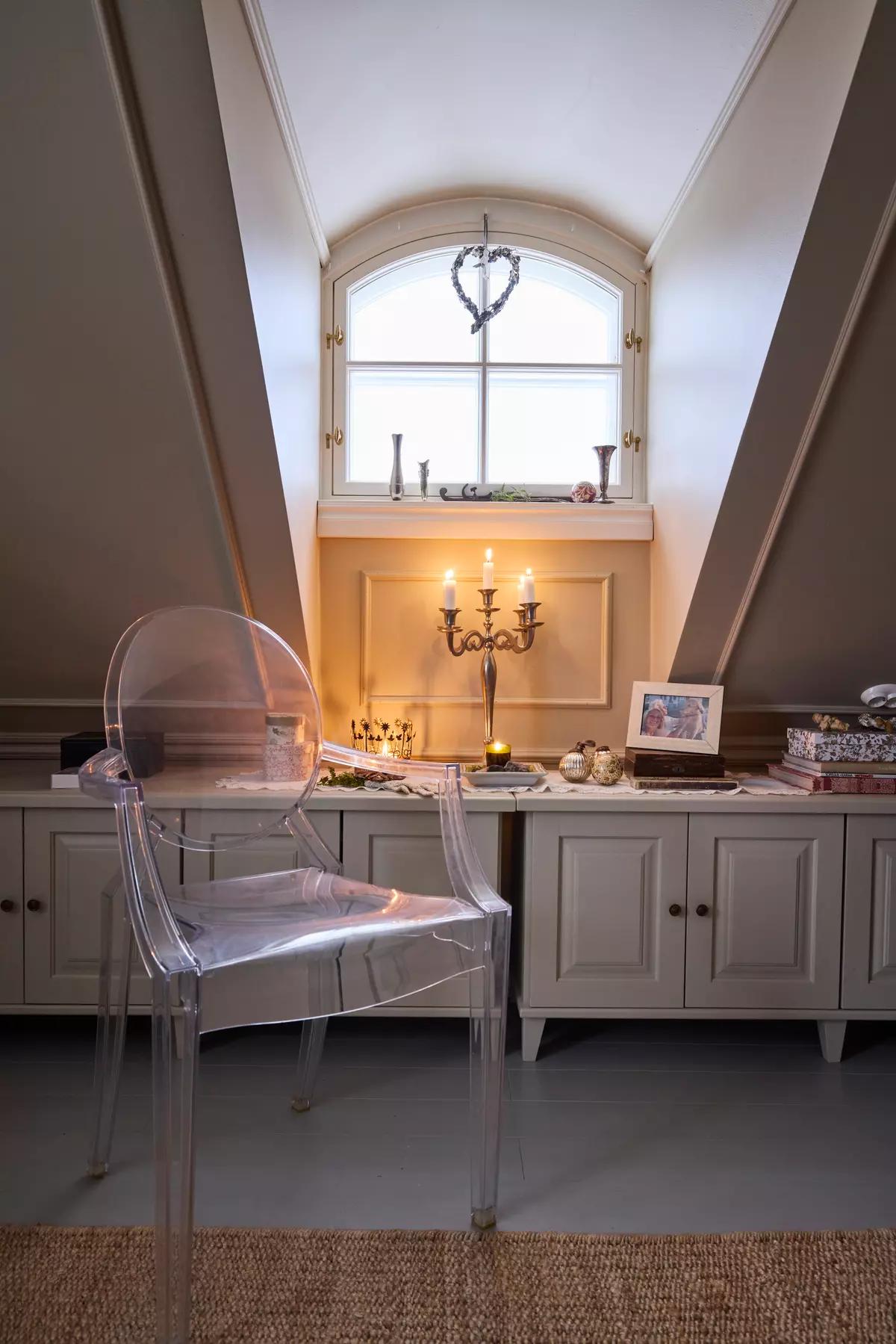 Прозрачное кресло Louis Ghost из поликарбоната в финской спальне