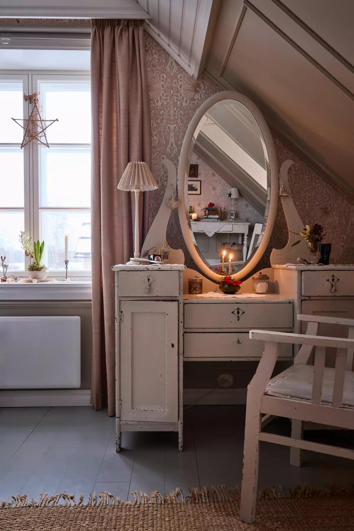 Белый туалетный столик с овальным зеркалом и настольной лампой