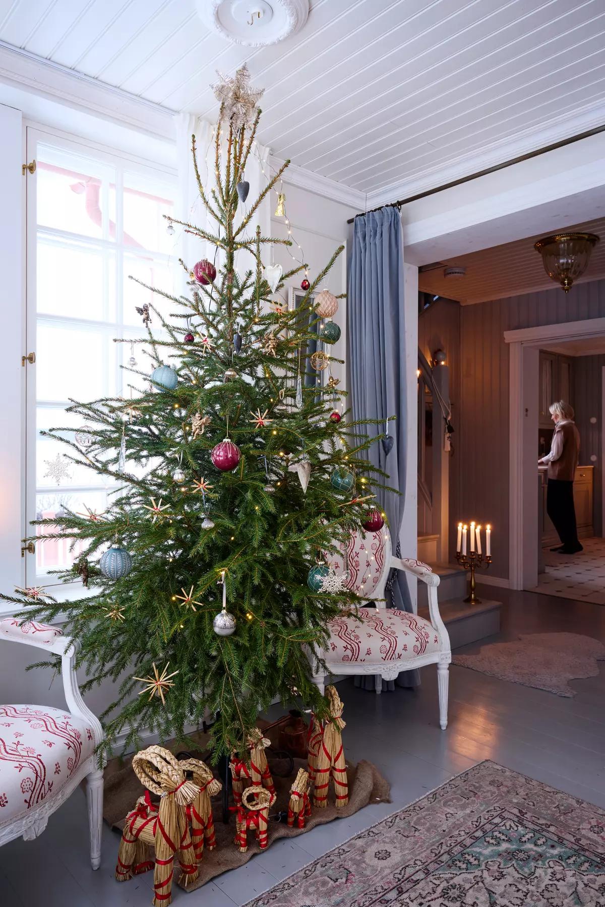 Украшенная рождественская елка в гостиной дома