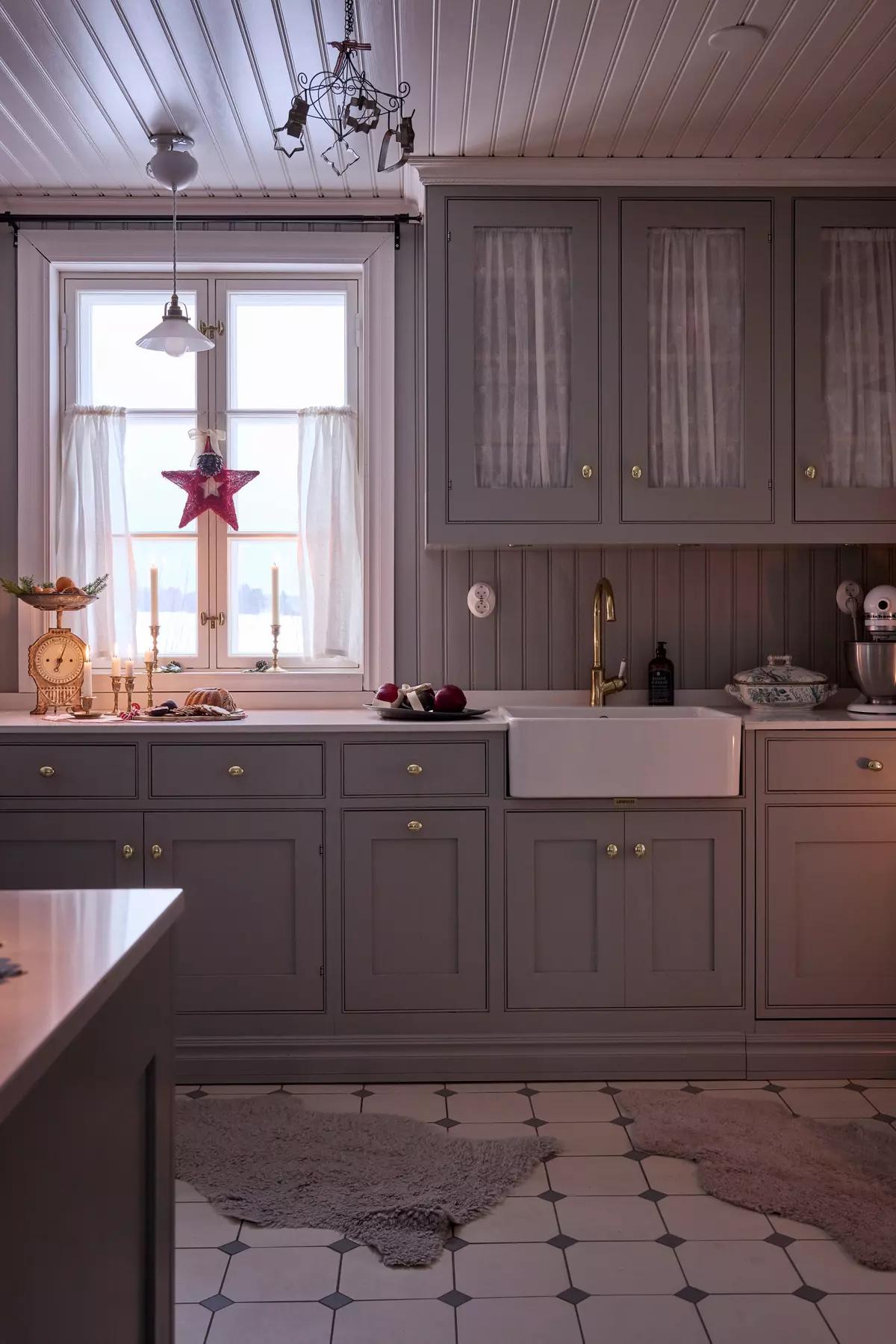 Уютная кухня в финском доме, украшенная к Рождеству