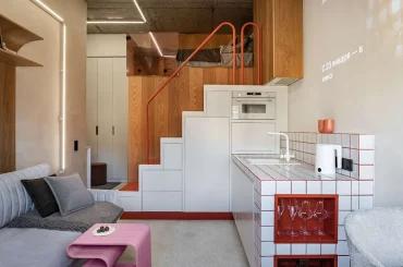 Компактная кухня в студии 19 кв.м с лестницей-антресолью, спальней наверху