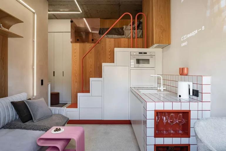 Компактная кухня в студии 19 кв.м с лестницей-антресолью, спальней наверху