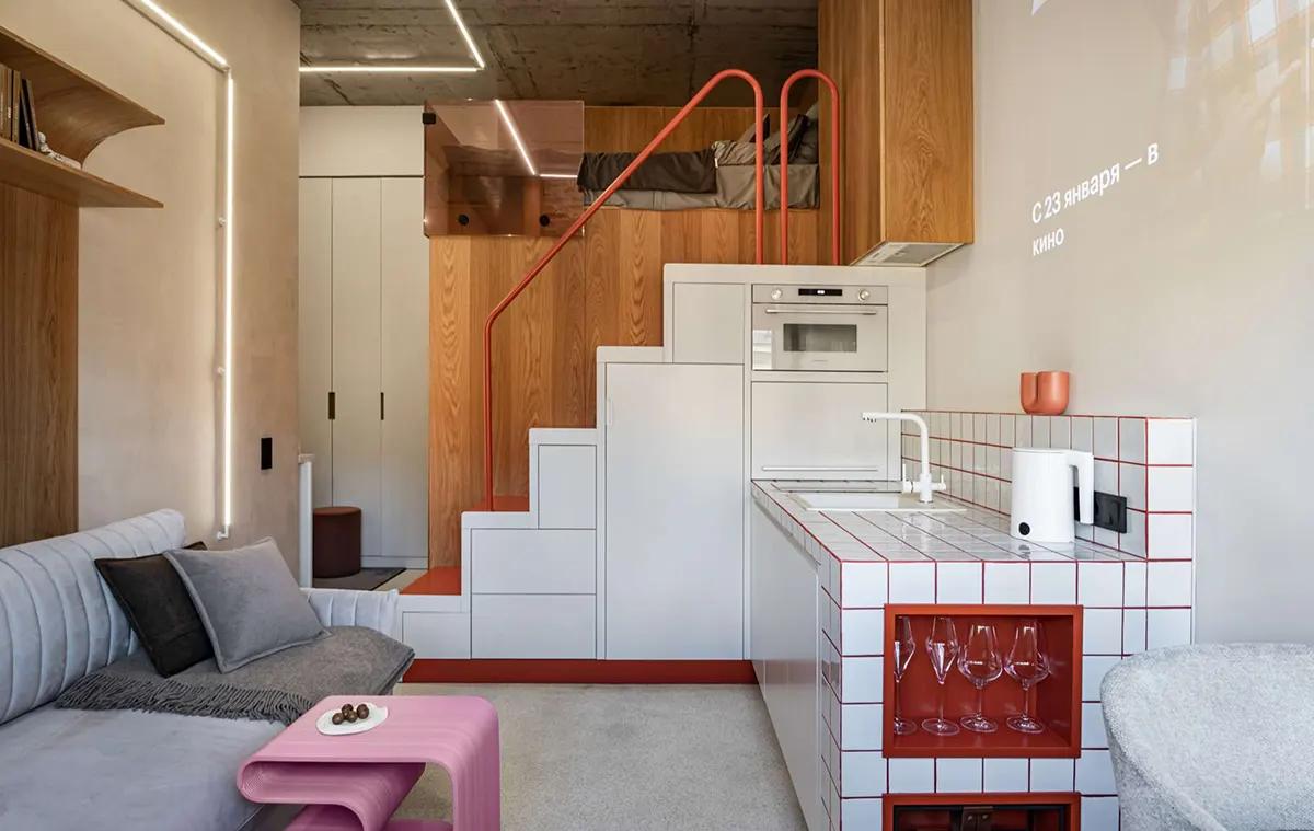 Компактная кухня в студии 19 кв.м с лестницей-антресолью, спальней наверху