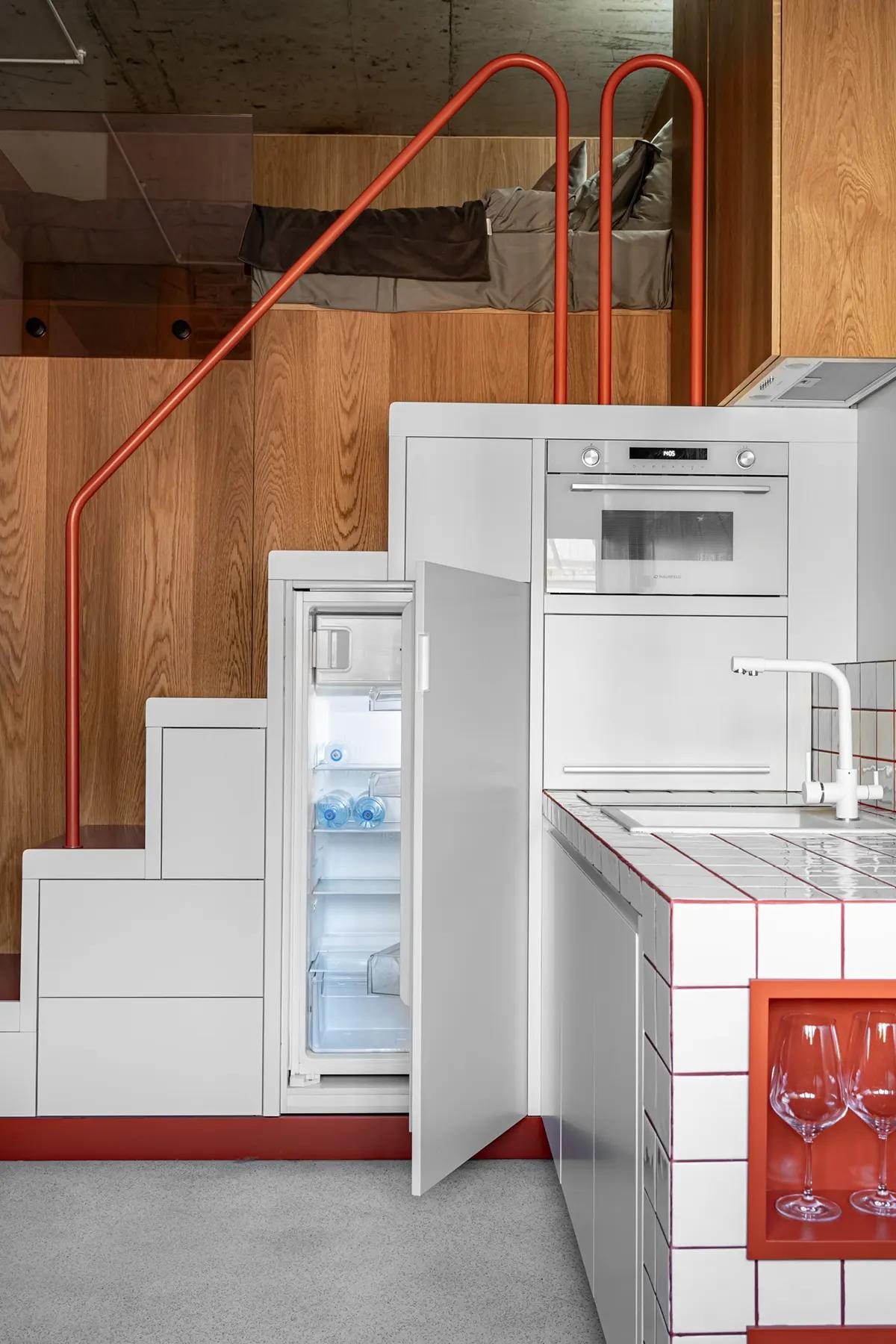 Кухня с лестницей-антресолью и открытым встроенным холодильником