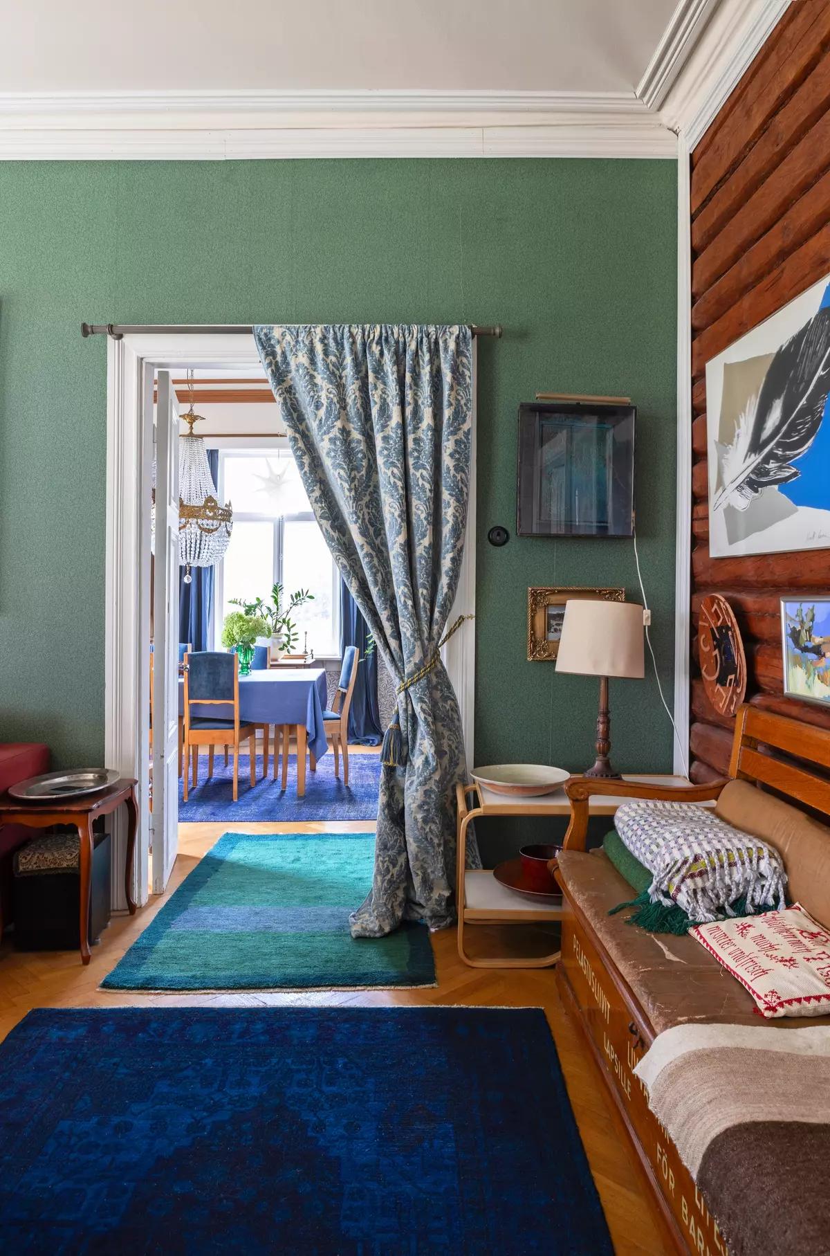 Вид через дверной проем на обеденную зону