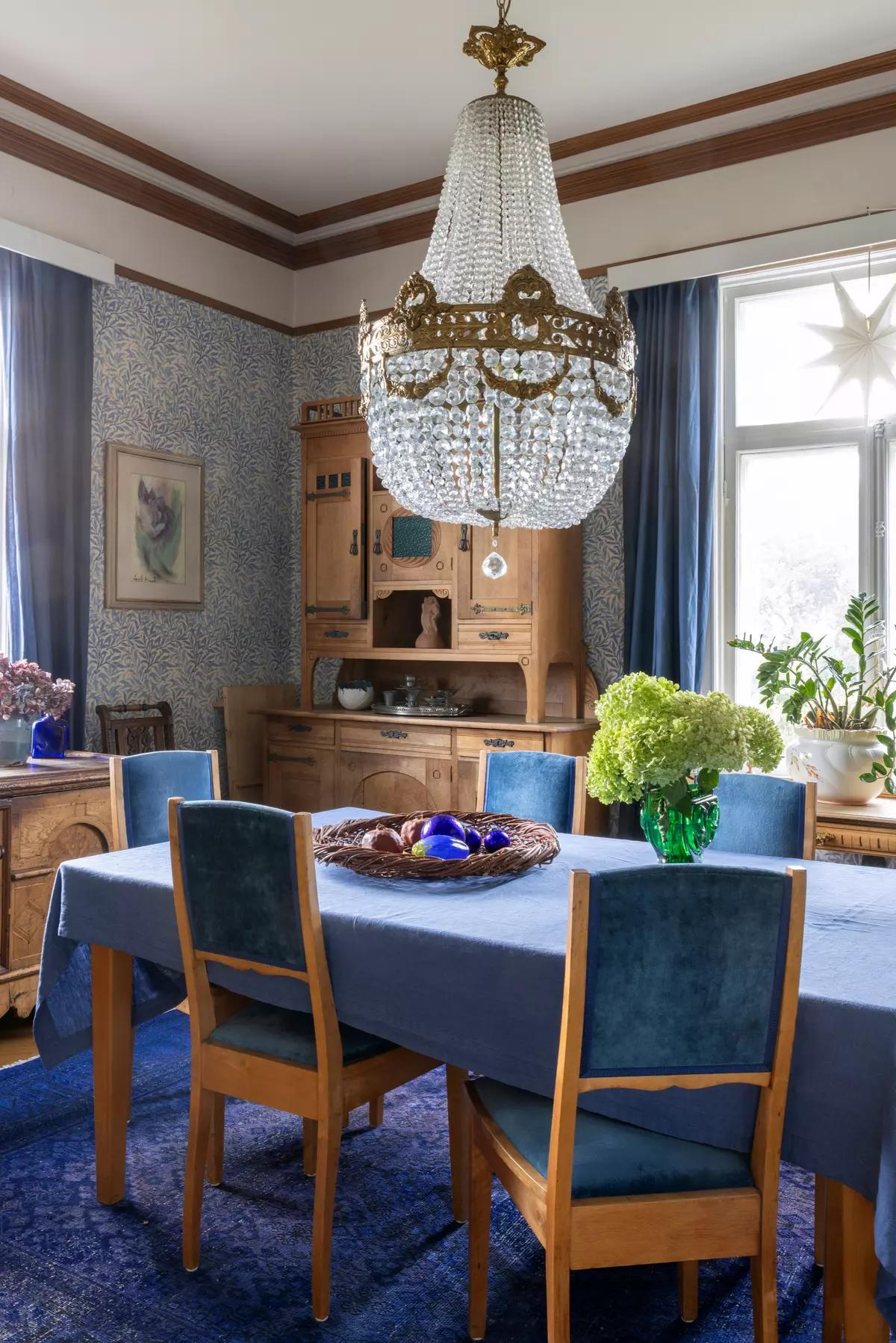 Большая винтажная люстра над обеденным столом