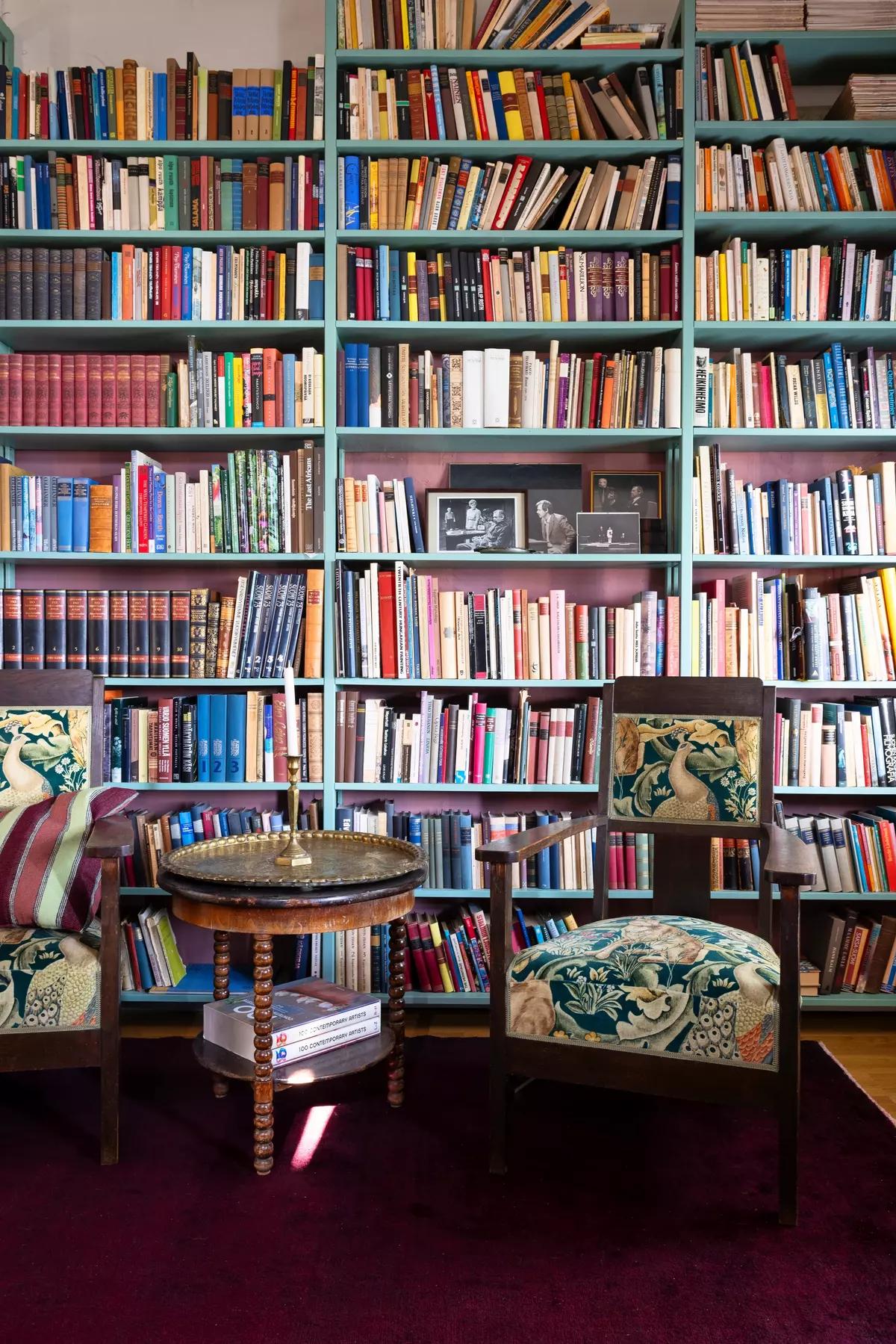 Книжный шкаф с полками до потолка