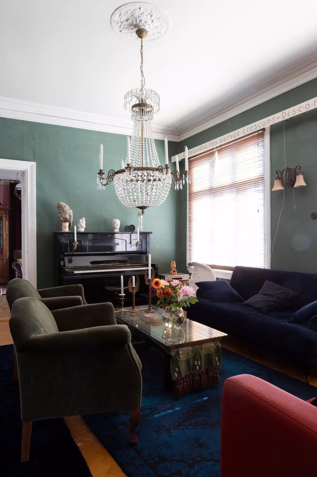 Старинное пианино в гостиной с зелеными стенами