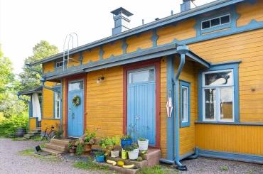 Желтый дом с голубыми окнами и дверями