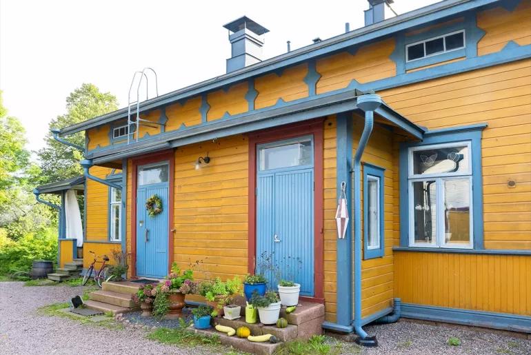 Желтый дом с голубыми окнами и дверями