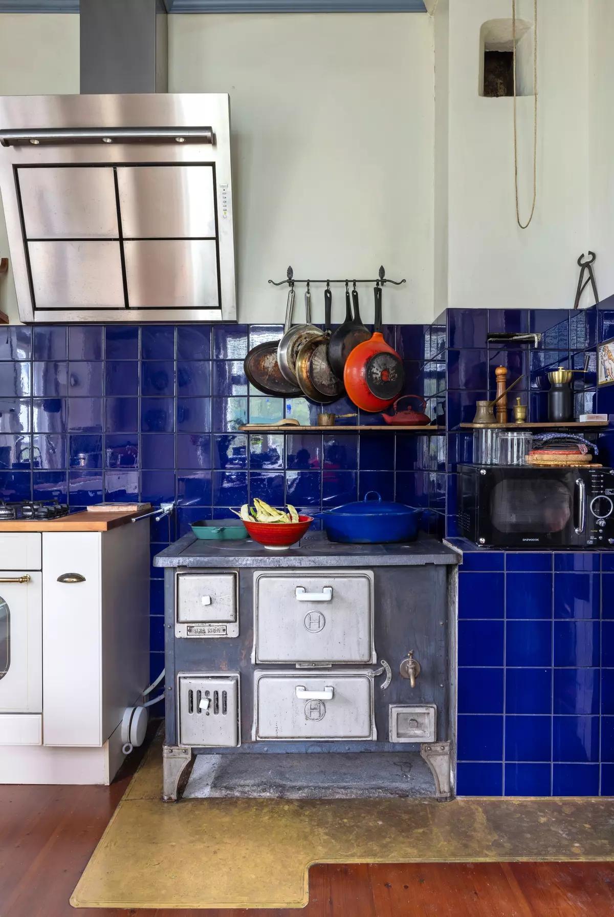 Ярко-синий фартук на кухне и ретро-печь