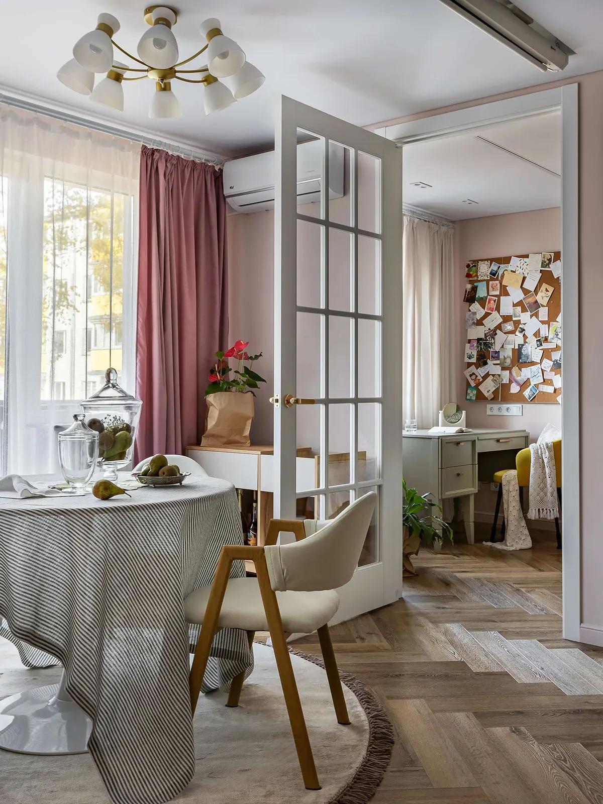 Круглый обеденный стол в гостиной с полосатой скатертью