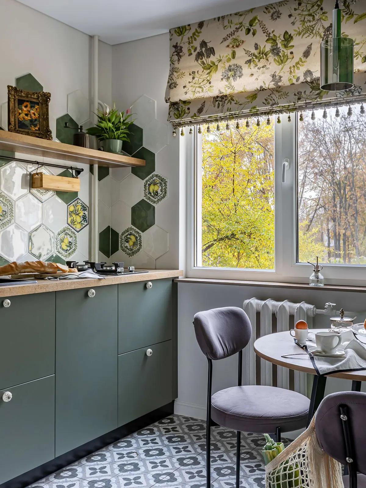 Кухня с зелеными ящиками, шестиугольной плиткой с лимонными мотивами и римской шторой в хрущевке