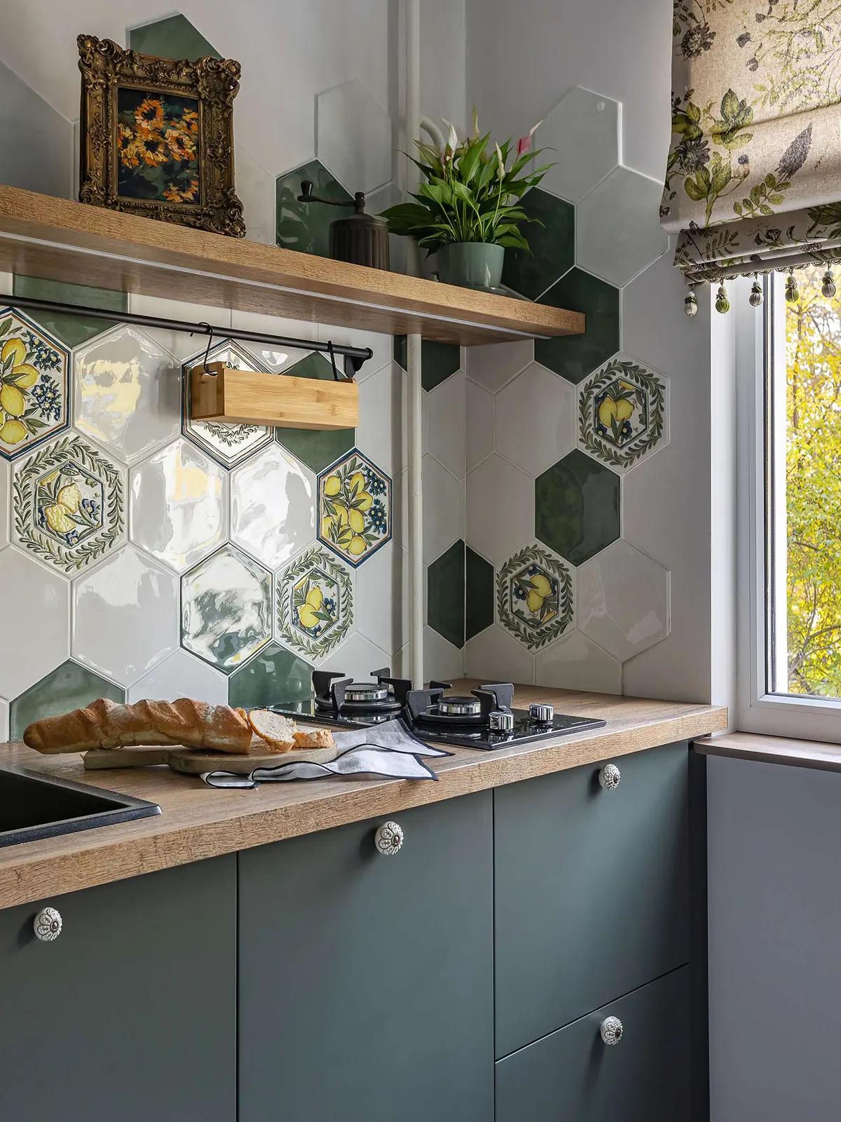 Кухня с шестиугольной плиткой на фартуке, деревянной столешницей и полками