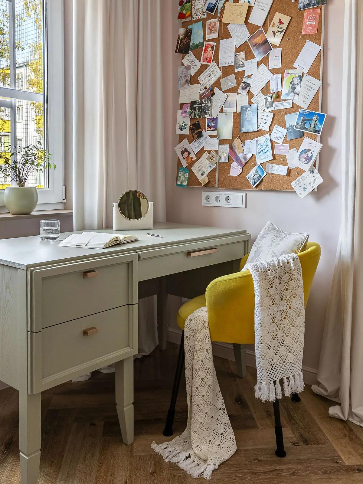 Письменный стол в спальне шалфейно-зеленого цвета,  желтое кресло с пледом