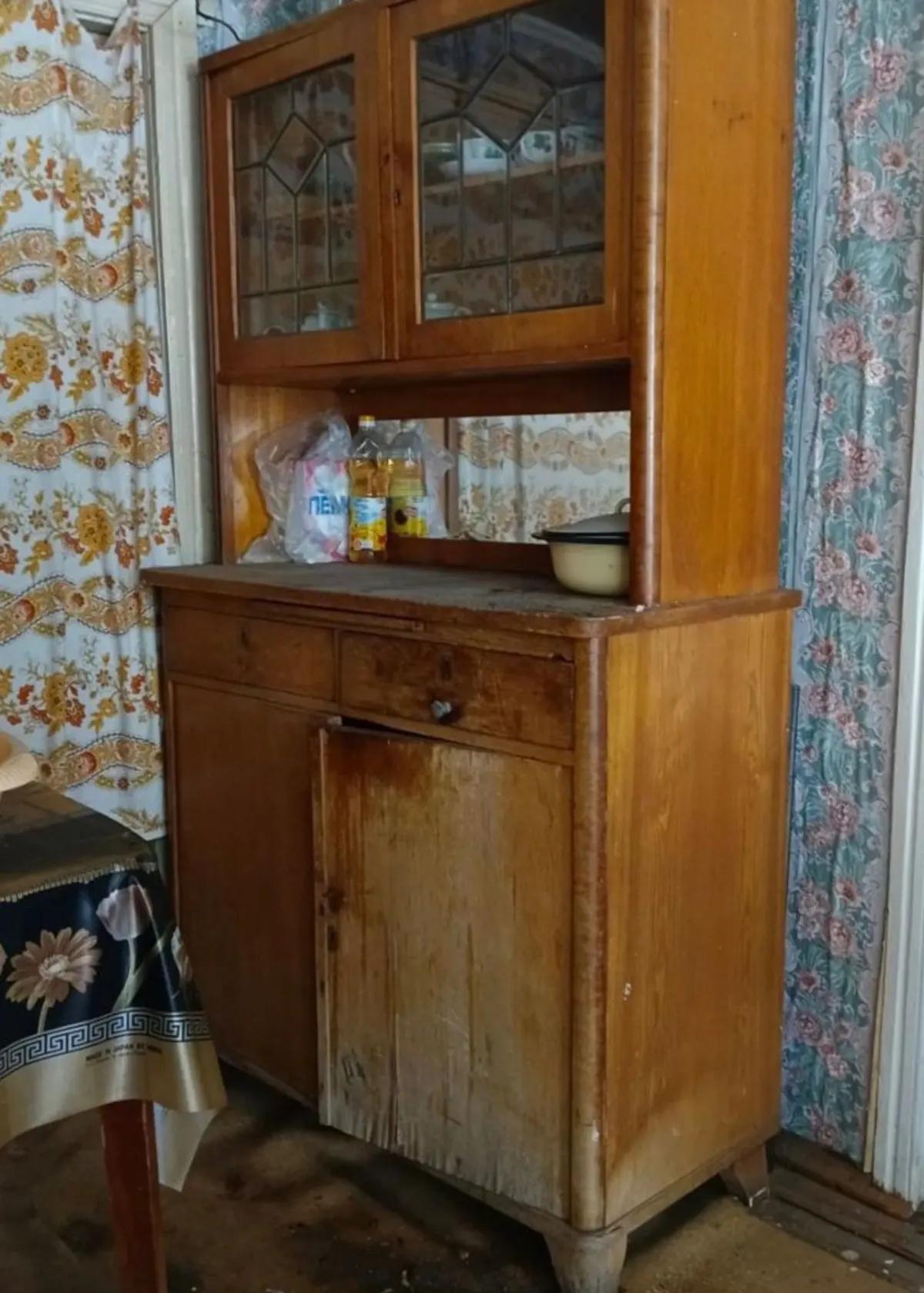 Старинный советский буфет в удручающем виде до реставрации