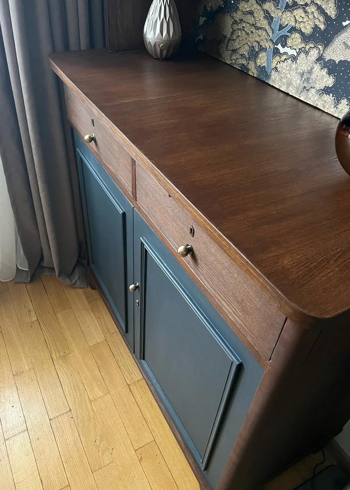 Вид на нижнюю часть реставрированного буфета в синем цвете