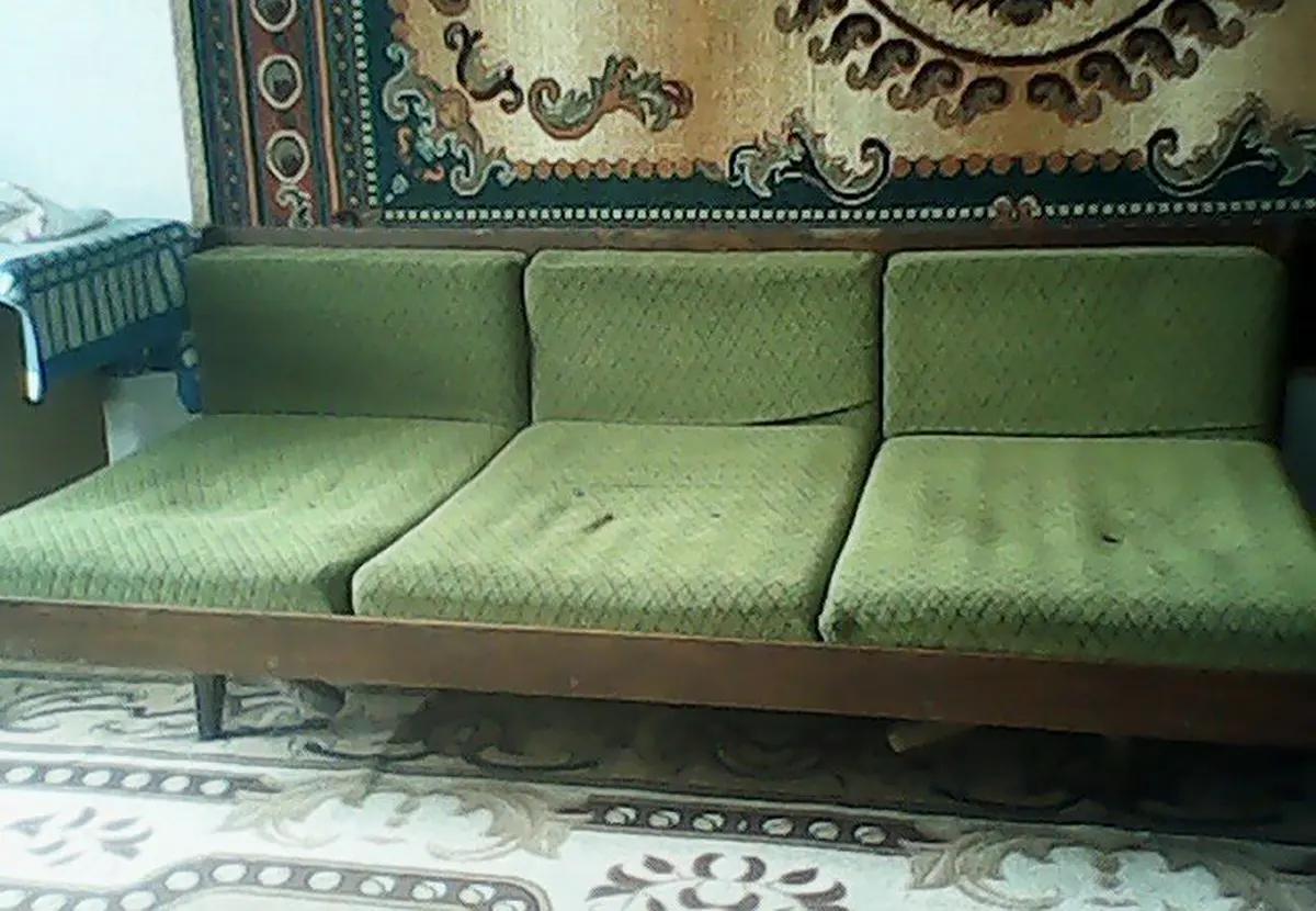 Старая чехословацкая тахта в зеленом велюре с деревянным каркасом перед реставрацией