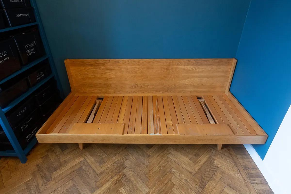 Деревянная основа реставрированной тахты без матраса